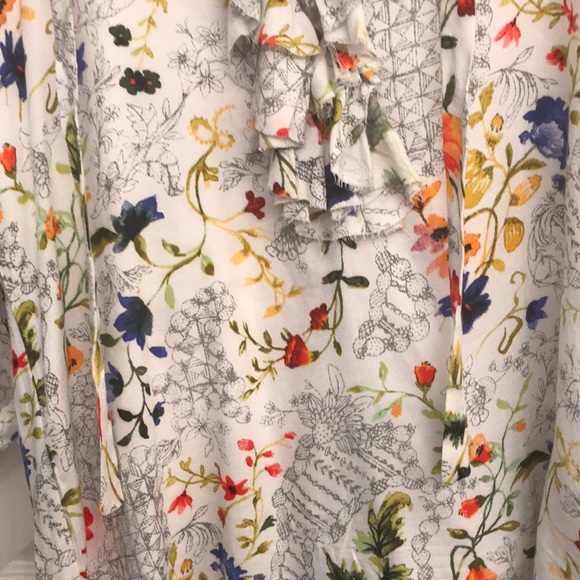Pretty floral blouse NWOT - Picture 3 of 4